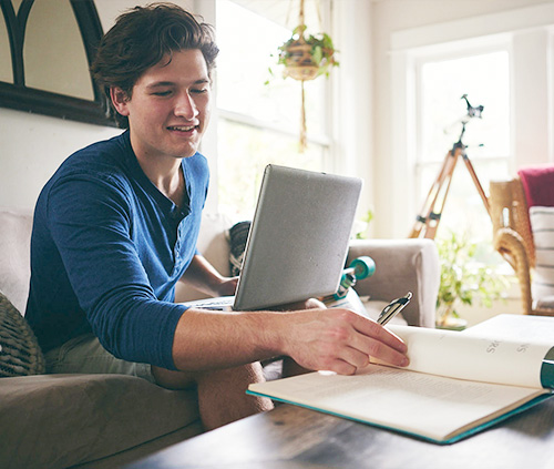 Niño estudiando y aprendiendo en casa