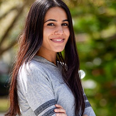 Estudiante sonriendo a la imagen de la cámara