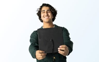 estudiante feliz con sombrero de graduado