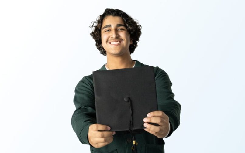 estudiante feliz con sombrero de graduado