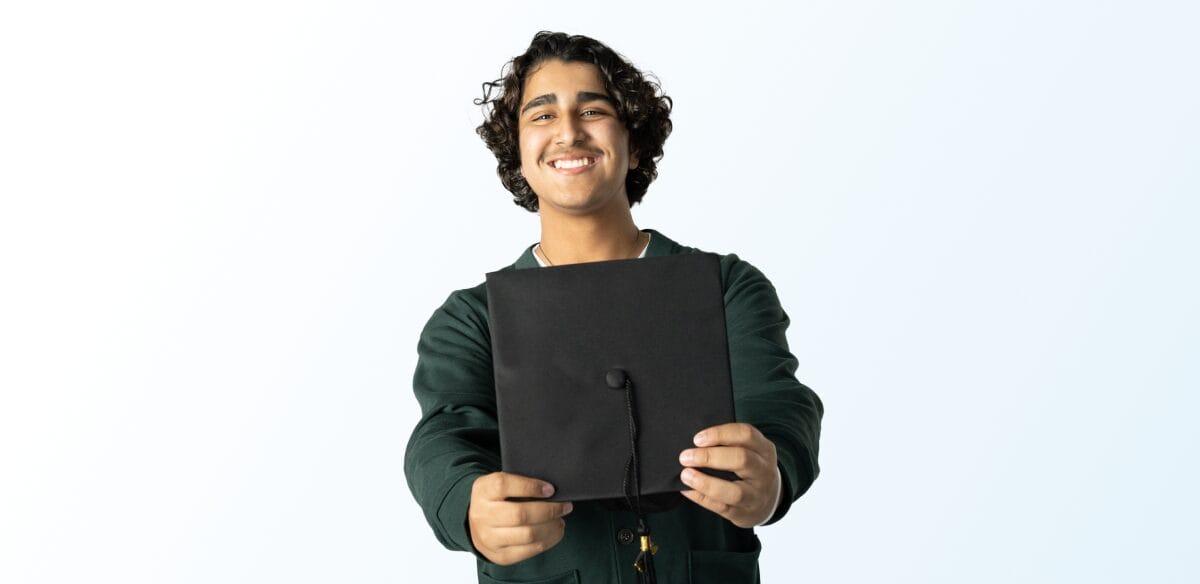 estudiante feliz con sombrero de graduado