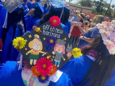 Gorro de graduación con una frase