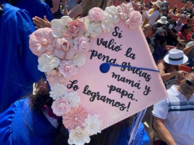 Gorro de graduación con una frase