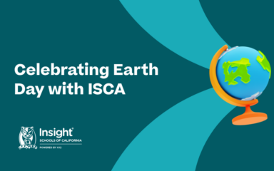 Imagen promocional del Día de la Tierra con el texto «Celebrando el Día de la Tierra con ISCA», en la que aparece un colorido globo terráqueo azul y verde sobre un soporte, el logotipo de Insight Schools of California y un fondo verde azulado con curvas abstractas de un tono más claro.